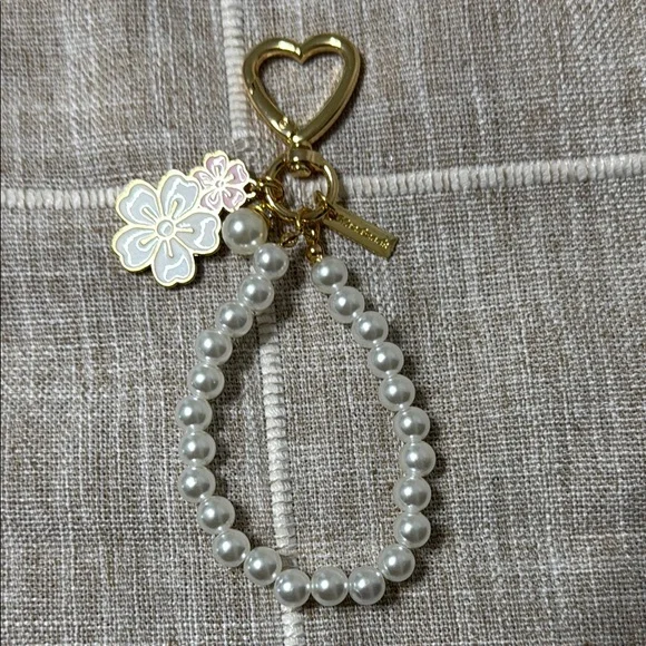 Pearl Beaded Keychain with Floral Charm - Picture 4 of 9